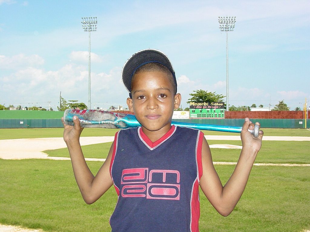 Joven pelotero en un estadio de San Pedro de Macoris, Republica Dominicana