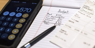 Dinero y libreta para organizar un presupuesto personal