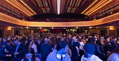 Publico en un teatro durante un evento cultural