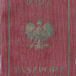 Pasaporte antiguo usado como referencia visual para documentos consulares