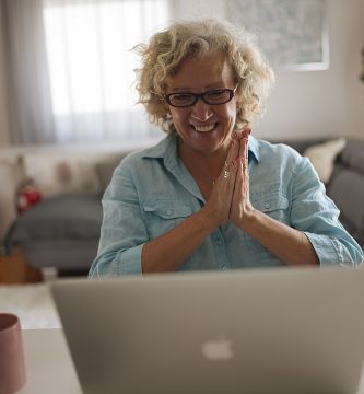 Mujer sonriendo durante una videollamada familiar