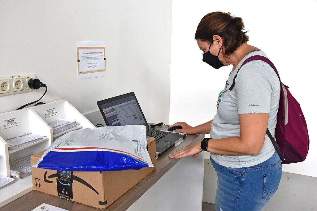 Persona completando un formulario digital en una laptop