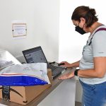 Persona completando un formulario digital en una laptop