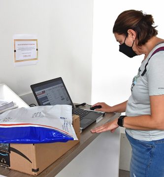 Persona completando un formulario digital en una laptop
